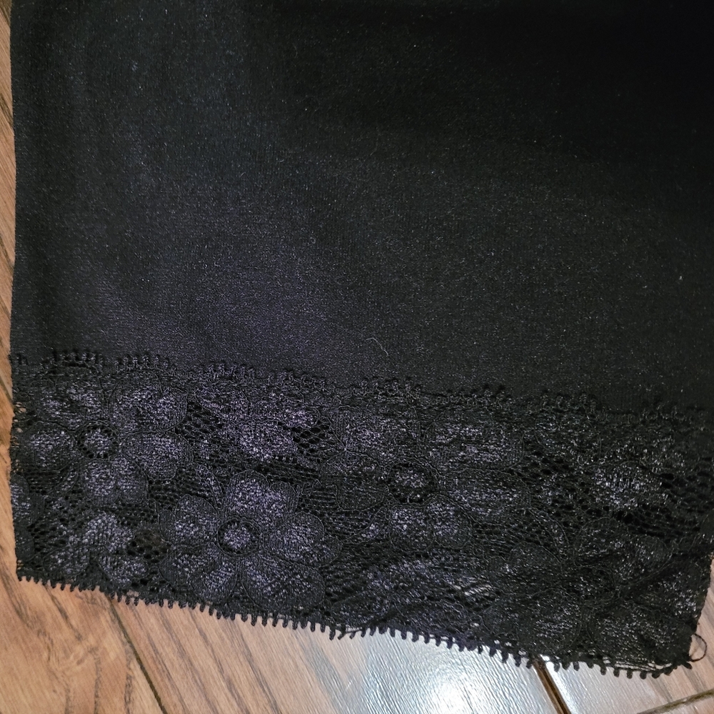 Lace hem capri tights/leggings, stretchy. Never Worn.